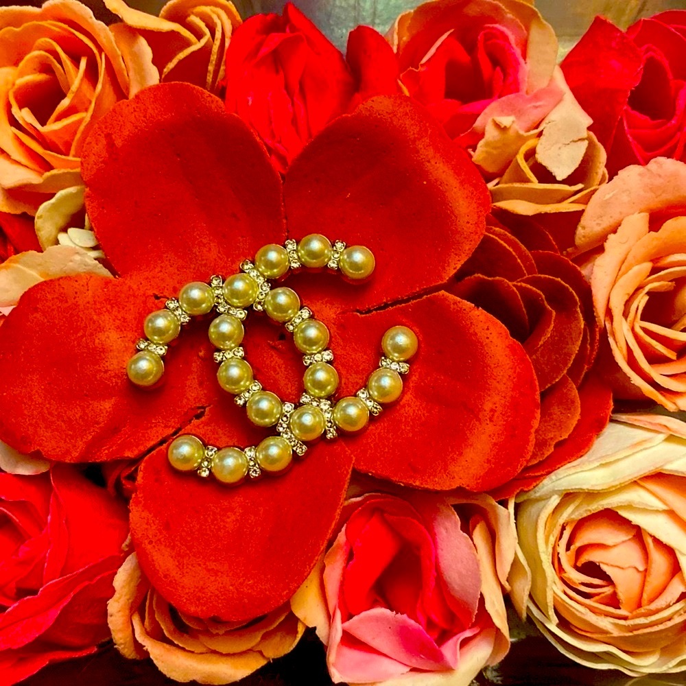 CC PEARL brooch